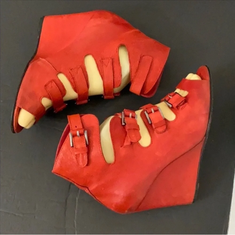 Authentic Surface To Air red leather designer wedge sandals sz 7 Euro 37